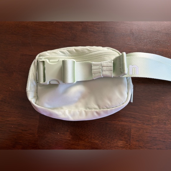 Lululemon Everywhere Belt Bag - Picture 7 of 8